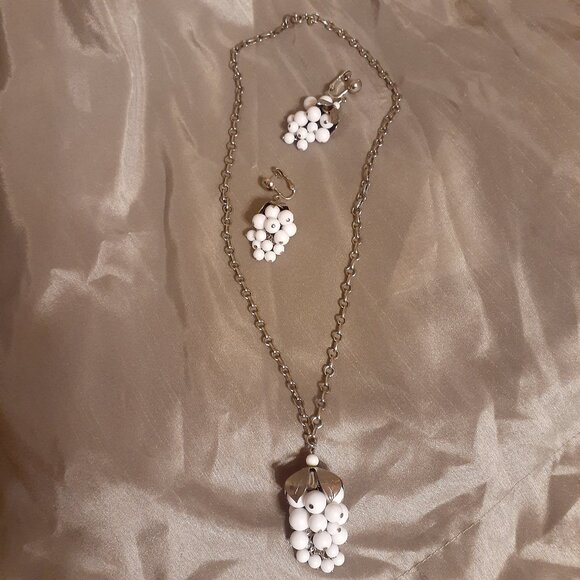 Celebrity NY late 60's Necklace and Earrings set - Picture 8 of 10